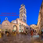 Luxury Apt With Roofed Patio Near Beach & Center