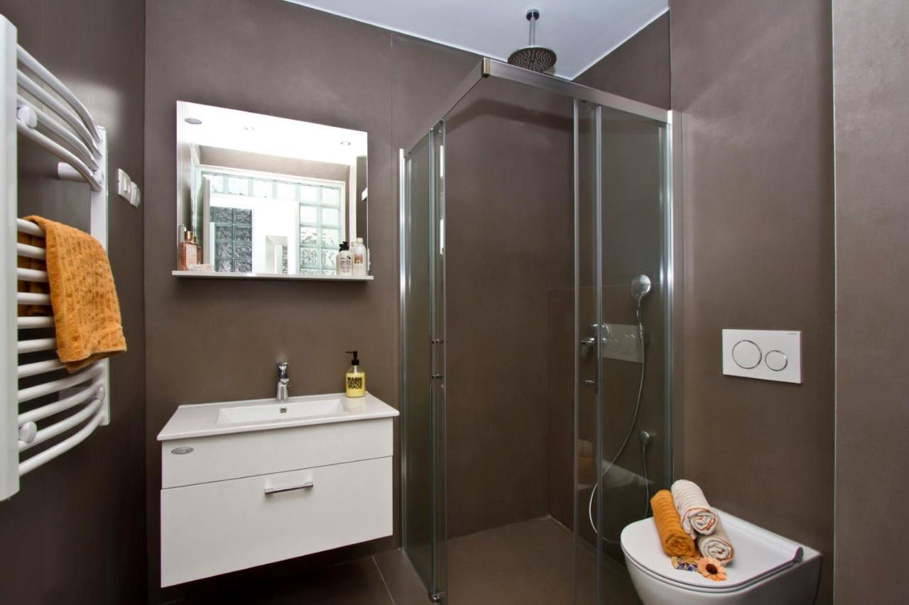 Luxury With Roofed Patio Near & Center Apartament
