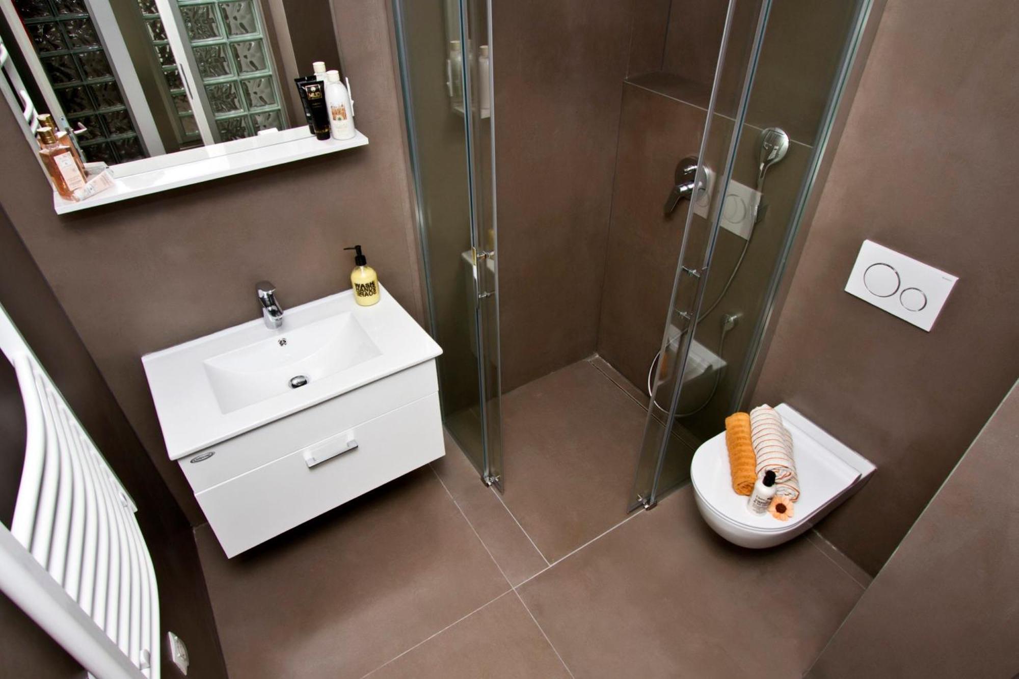 Luxury With Roofed Patio Near & Center Apartment