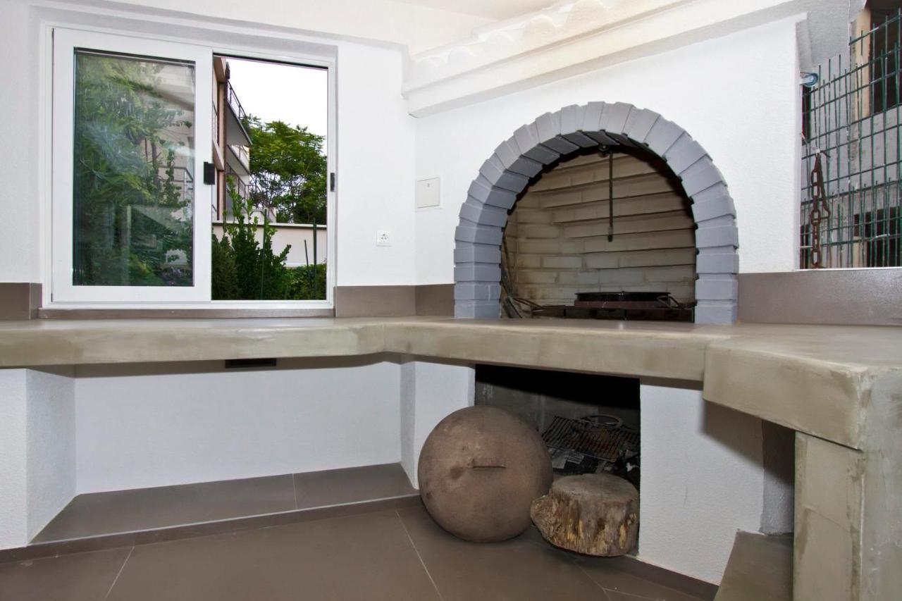 Luxury With Roofed Patio Near & Center Apartament