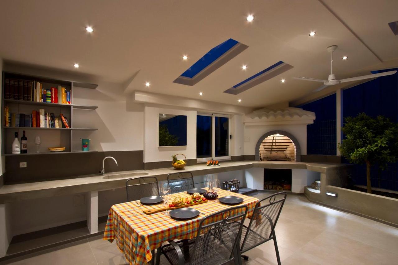 Luxury With Roofed Patio Near & Center