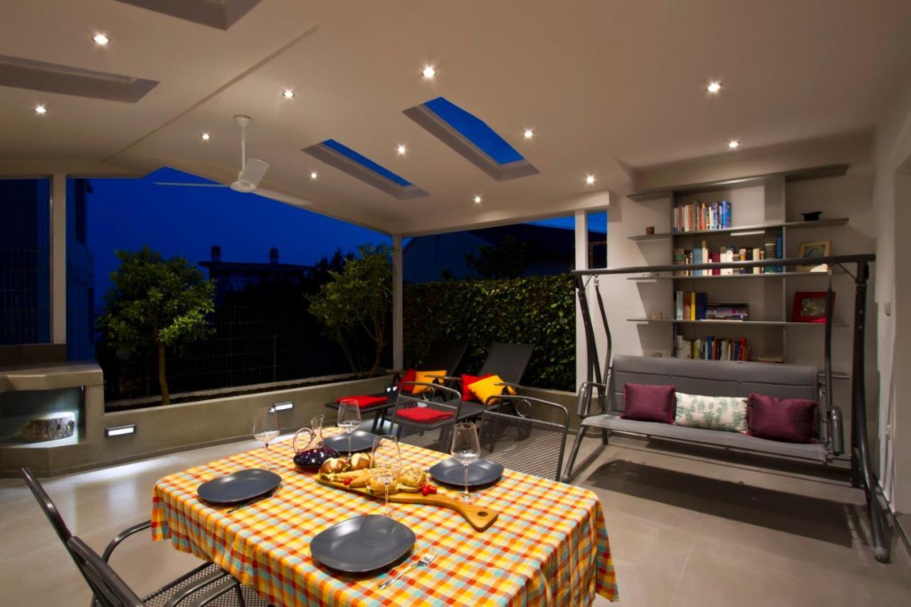 Luxury With Roofed Patio Near & Center Apartment Split